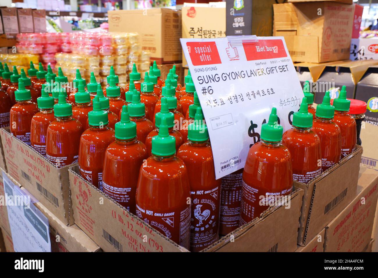 Flaschen mit scharfer Sriracha Chilisauce zum Verkauf im Lotte Plaza Market ein asiatisch-koreanischer Lebensmittelmarkt in Edison, New Jersey.USA Stockfoto