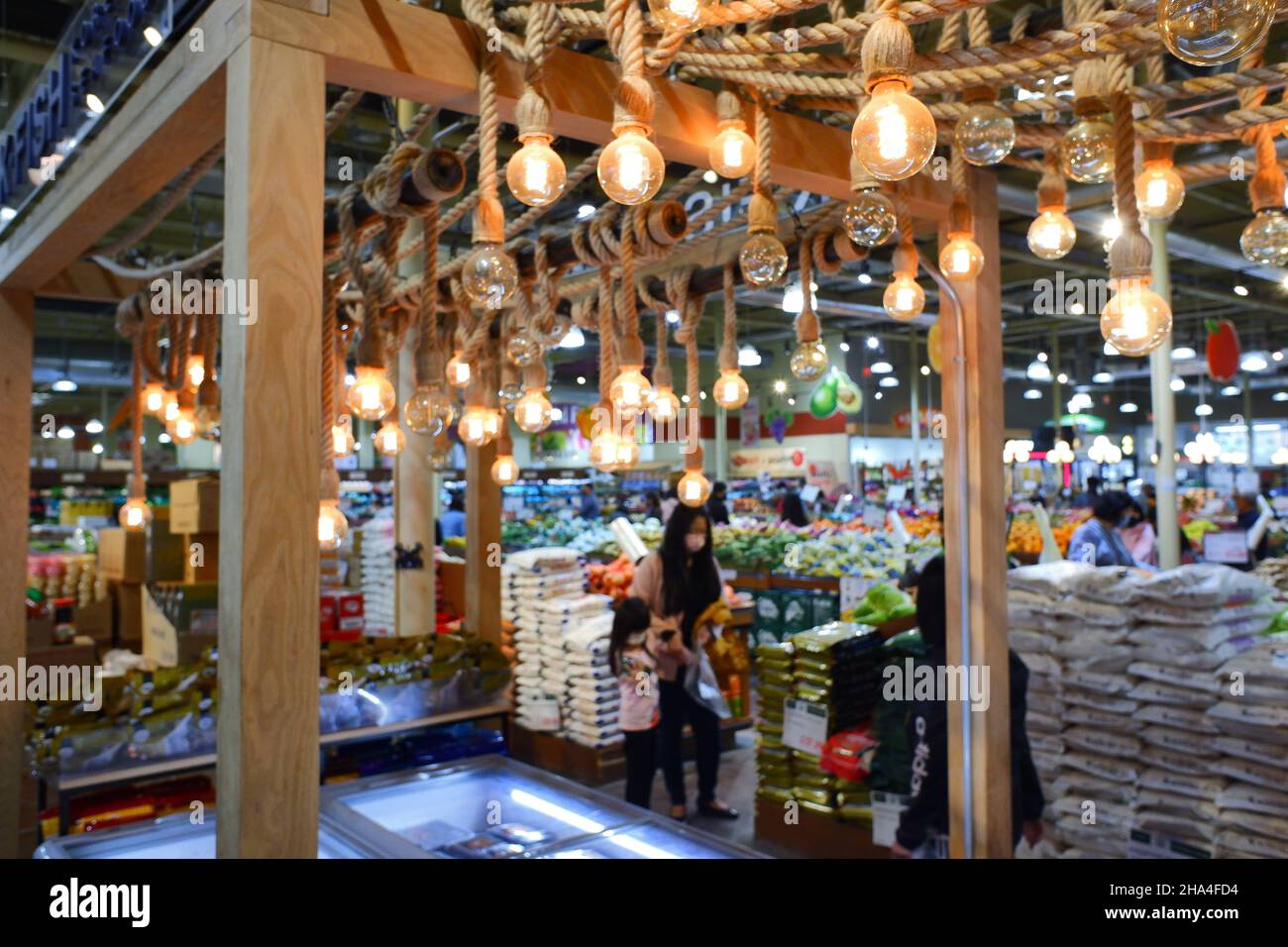 Innenansicht des Lotte Plaza Market ein asiatisch-koreanischer Lebensmittelmarkt mit Glühbirnen Dekoration.Edison.New Jersey.USAS Stockfoto