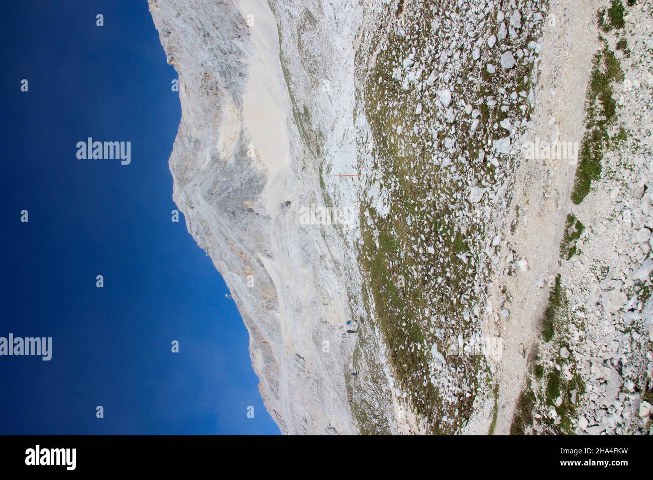 Wanderung zur zugspitze 2962 m, Blick vom zugspitzplatt zum zugspitzgipfel,Wanderer,wettersteingebirge garmisch-partenkirchen,oberbayern,bayern,süddeutschland,deutschland,europa, Stockfoto