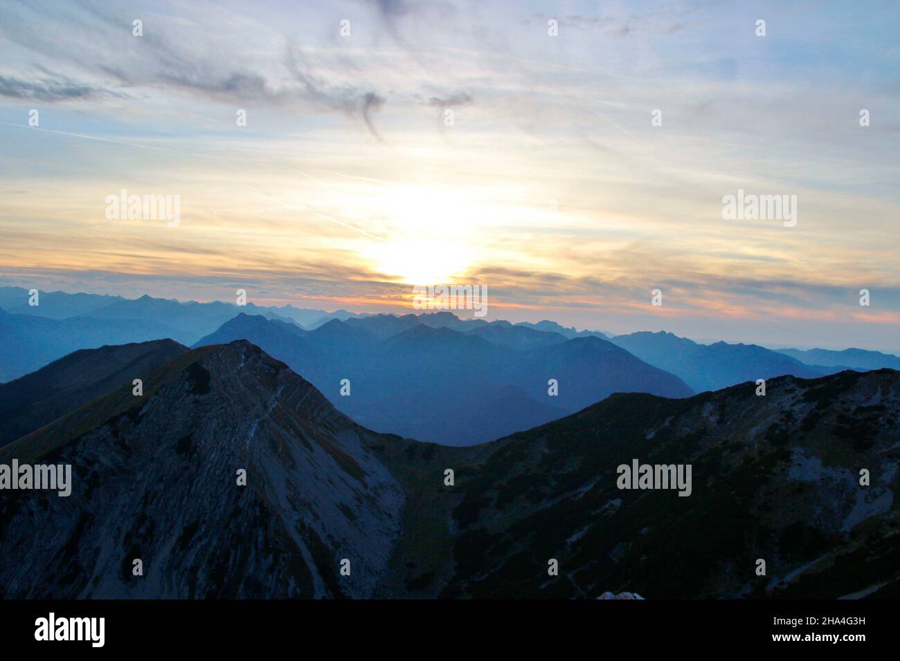 Sonnenuntergang am krottenkopf (2086 m),Blick auf die ammertaler alpen,vorne links der Bischof (2033m),Estergebirge,europa,deutschland,bayern,oberbayern,werdenfelser Land,bayerische voralpen,Abendstimmung Stockfoto