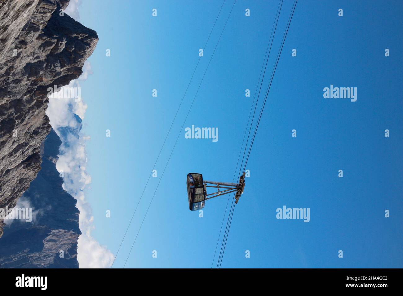 Gipfellift von sonnalpin zur zugspitze,wettersteingebirge blauer Himmel,Wolken,Wolkenstimmung,garmisch-partenkirchen,Loisachtal,oberbayern,bayern,süddeutschland,deutschland,europa, Stockfoto