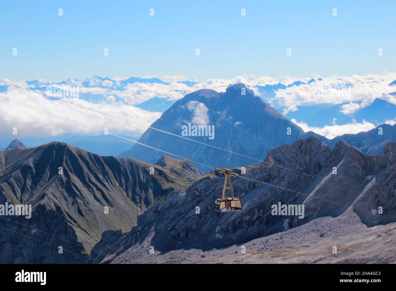 Gipfellift von sonnalpin zur zugspitze, im Hintergrund die hohe munde, wolkenmee, wettersteingebirge blauer Himmel, Wolken, Wolkenstimmung, garmisch-partenkirchen, Loisachtal, oberbayern, bayern, süddeutschland, deutschland, europa, Stockfoto