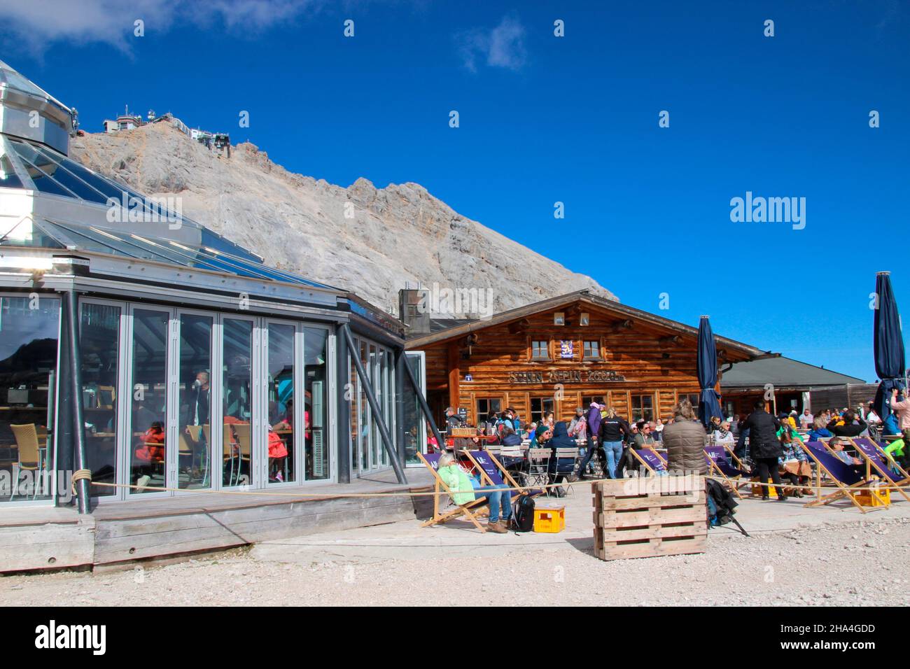 zugspitzplatt,sonnalpin,Gletschergarten,zugspitzgipfel,zugspitze,Touristen sonnenbaden,wettersteingebirge blauer Himmel,Wolken,Wolkenstimmung,garmisch-partenkirchen,Loisachtal,oberbayern,bayern,süddeutschland,deutschland,europa, Stockfoto