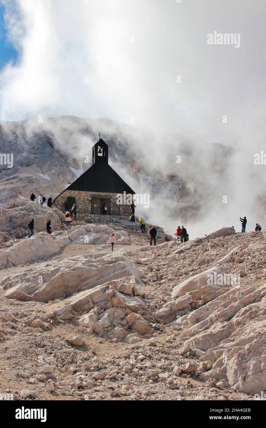 zugspitz Kapelle maria Visitation,höchste Kapelle Deutschlands (2600müm.),Werbebanner zugspitze,Deutschland,werdenfelser Land,garmisch-partenkirchen,Loisachtal,oberbayern,bayern,süddeutschland,deutschland,europa, Stockfoto