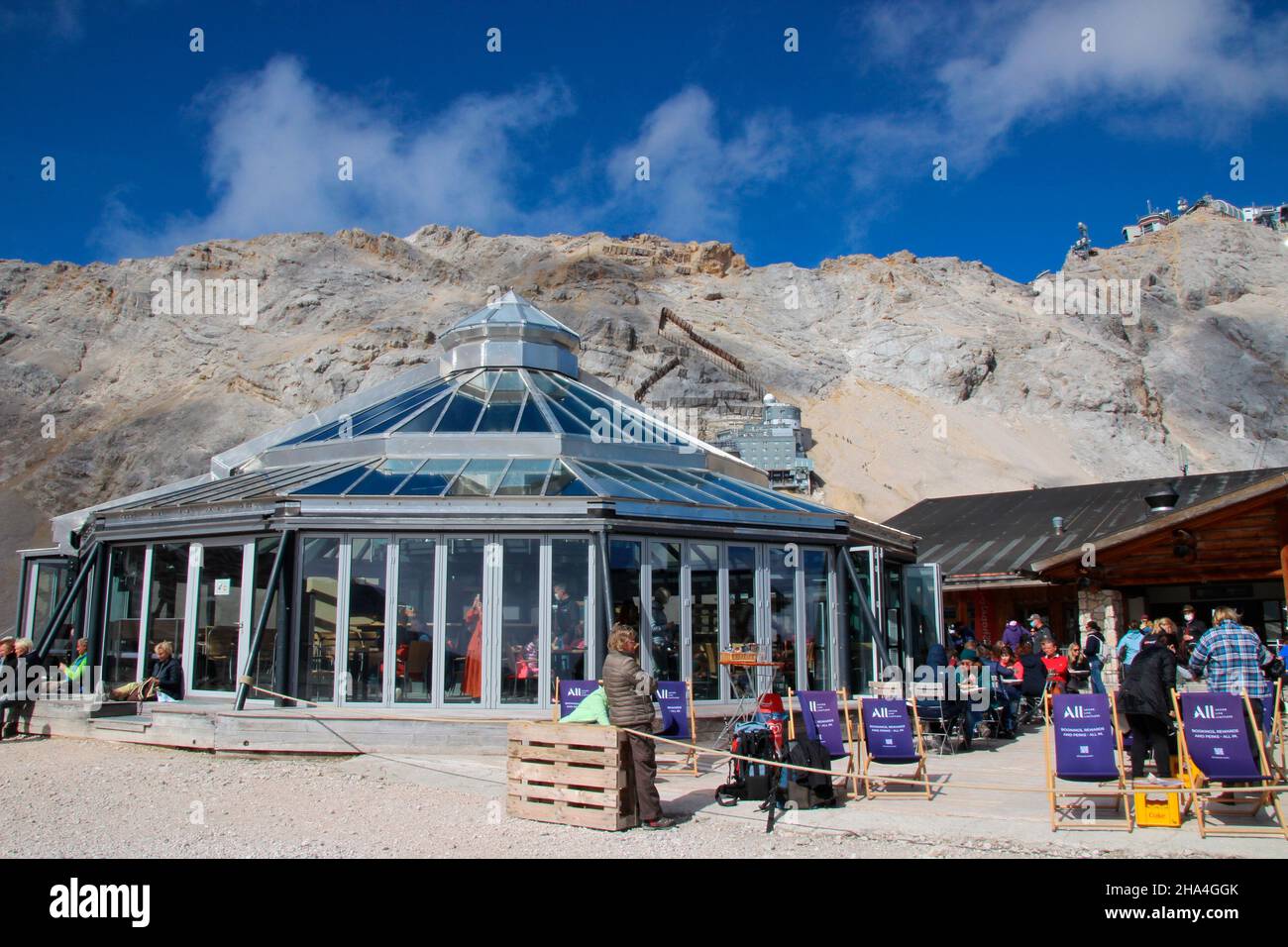 zugspitzplatt,sonnalpin,Gletschergarten,zugspitzgipfel,zugspitze,Touristen sonnenbaden,wettersteingebirge blauer Himmel,Wolken,Wolkenstimmung,garmisch-partenkirchen,Loisachtal,oberbayern,bayern,süddeutschland,deutschland,europa, Stockfoto