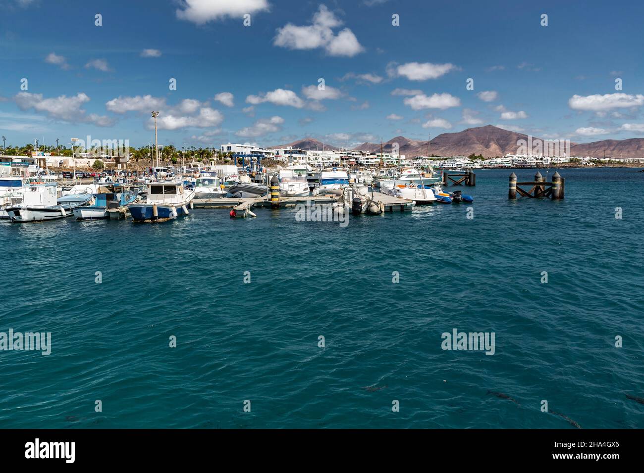 Hafen von playa blanca, hinter den Vulkanen atalaya de femés, los ajaches, lanzarote, Kanaren, kanarische Inseln, spanien, europa Stockfoto