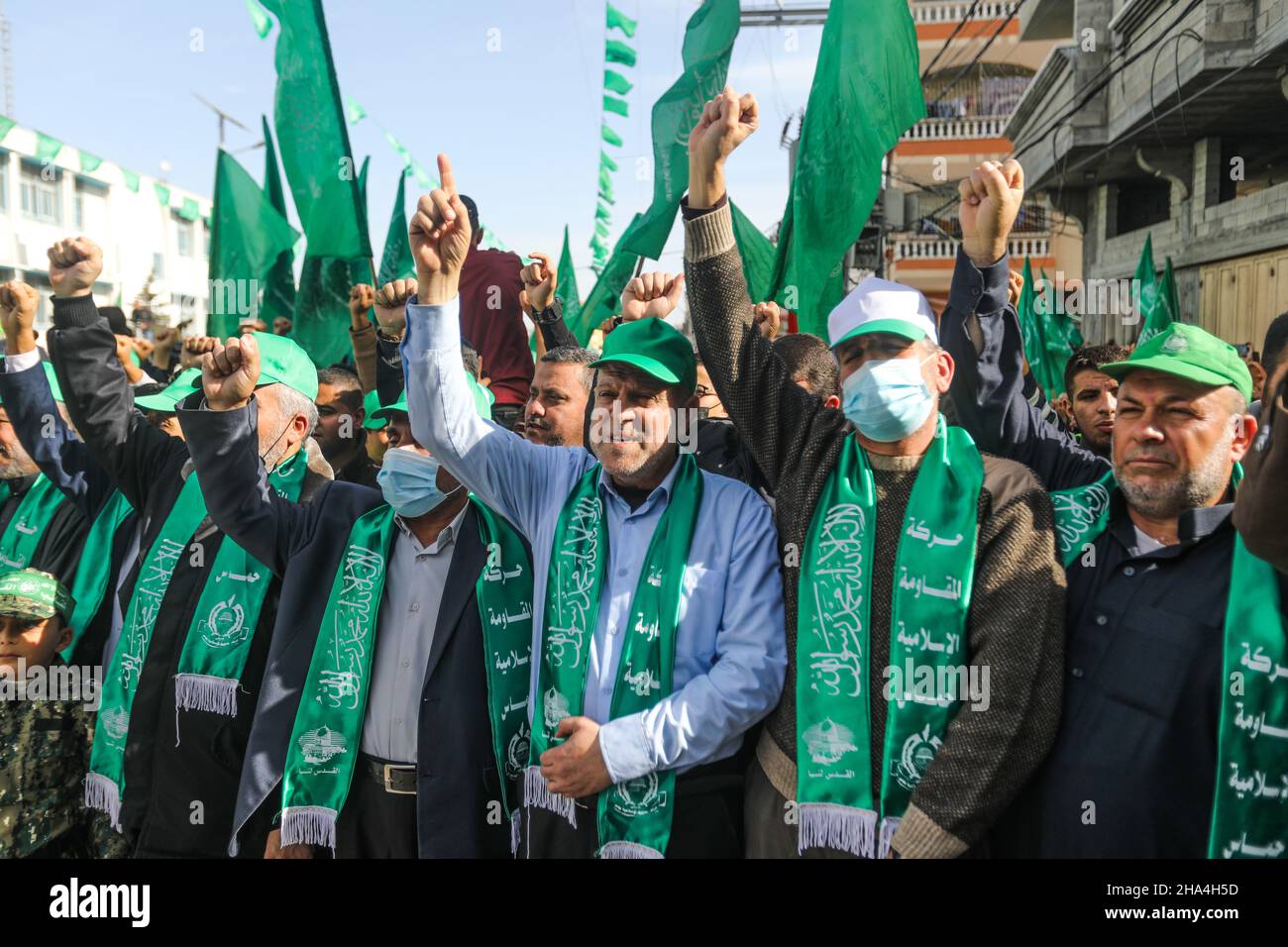 Einige Hamas-Führer nehmen an einer Kundgebung zum 34th. Jahrestag der Gründung der islamistischen Hamas-Bewegung im Flüchtlingslager Jabalya im nördlichen Gazastreifen Teil. (Foto von Ahmed Zakot / SOPA Images/Sipa USA) Stockfoto