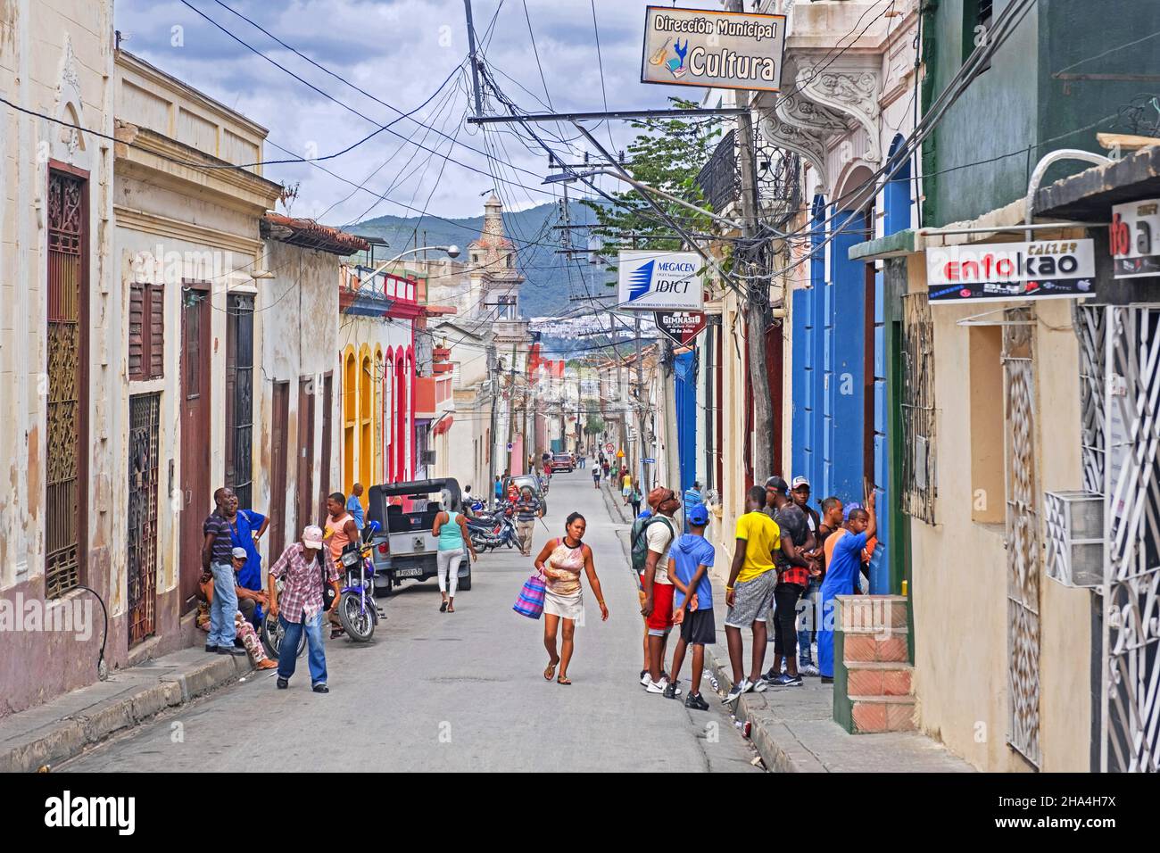 Straßenszene mit Afro-Kubanern und Geschäften in Santiago de Cuba, der Hauptstadt der Provinz Santiago de Cuba auf der Insel Kuba, Karibik Stockfoto