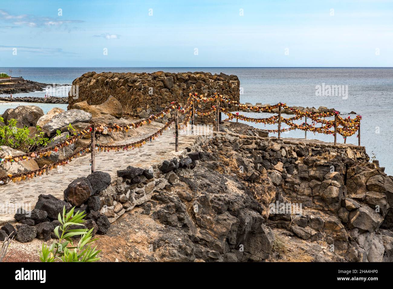 Bunte Liebesschlösser, Aussichtspunkt mirador en playa Flamingo, playa blanca, lanzarote, Kanaren, kanarische Inseln, spanien, europa Stockfoto