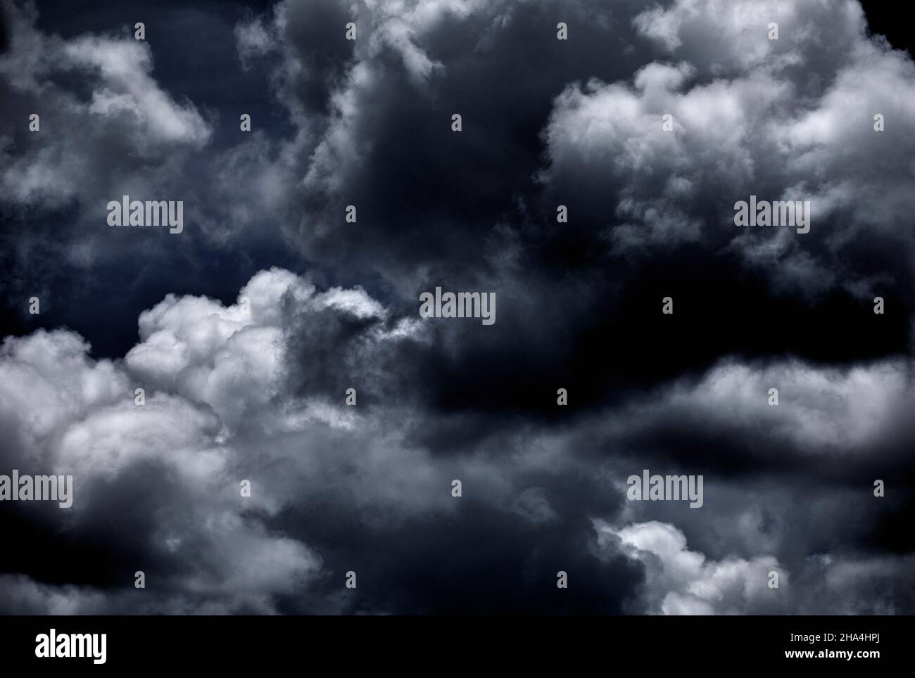 Dramatische Wolken während der Regenzeit in Zentral-Kalimantan, Borneo, Indonesien Stockfoto