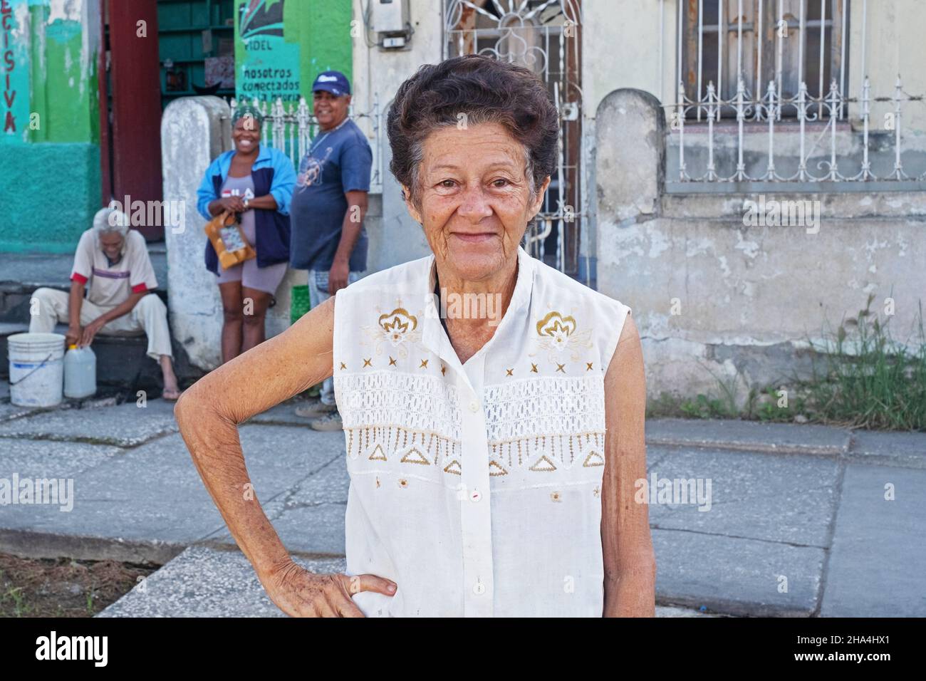 Ältere kubanische Dame posiert auf der Straße in Bayamo, Hauptstadt der Provinz Granma, Oriente-Region auf der Insel Kuba, Karibik Stockfoto