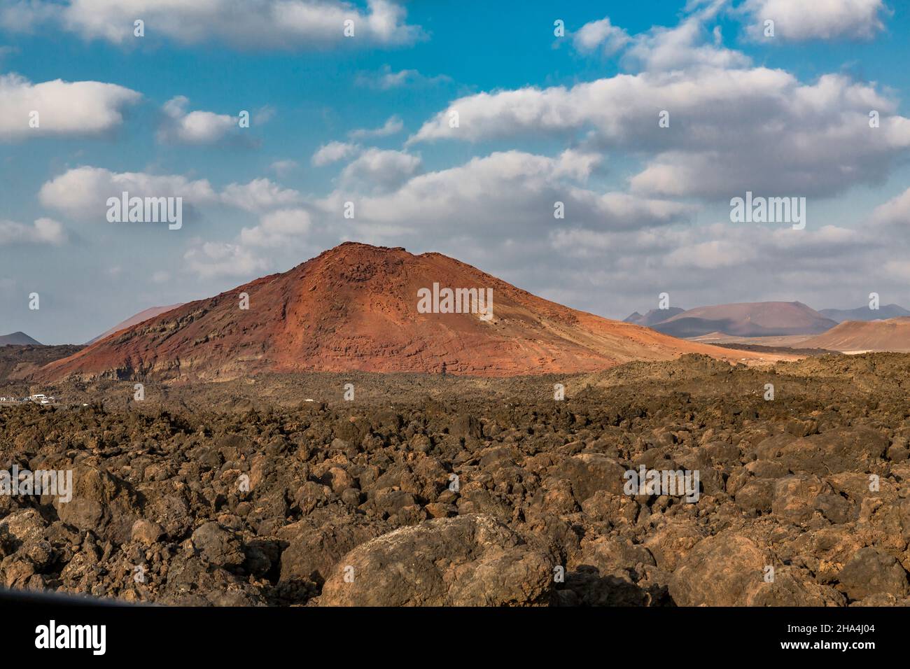 Blick auf Lavafelder und den vulkan bermeja, den roten Berg, lanzarote, Kanaren, kanarische Inseln, spanien, europa Stockfoto