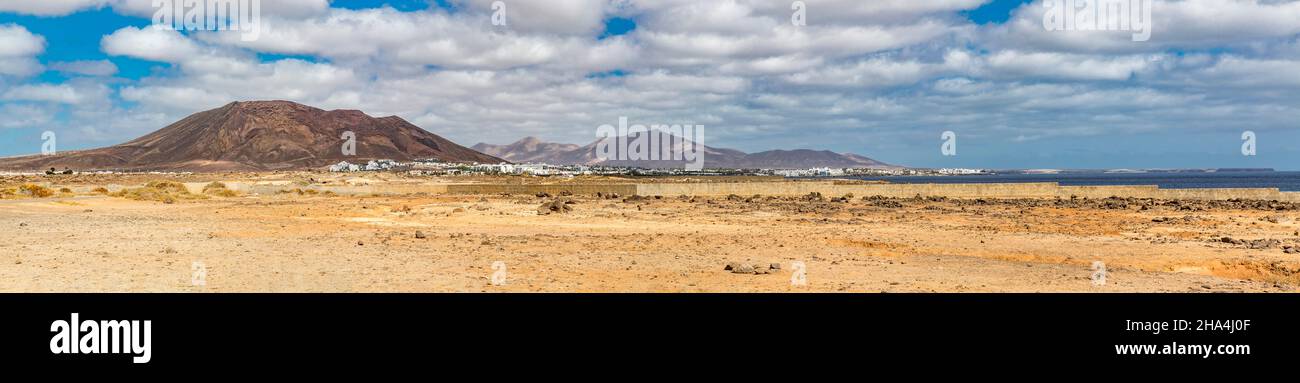 Blick von faro de punta pechiguera auf montana roja, 194 m, playa blanca und die Vulkanlandschaft los ajaches, Panorama, playa blanca, lanzarote, Kanaren, kanarische Inseln, spanien, europa Stockfoto