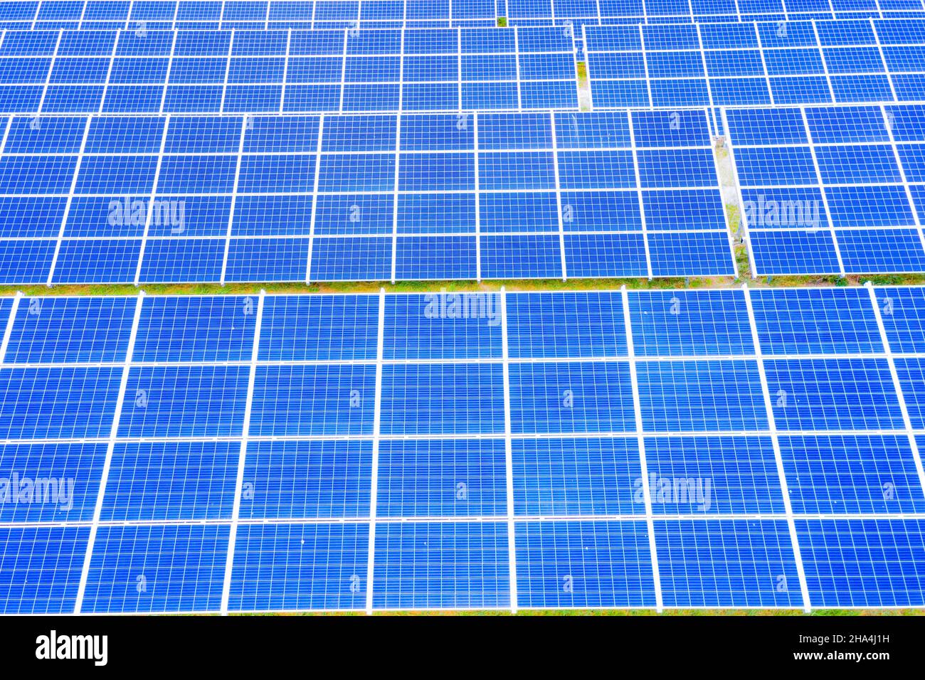 Erneuerbare Energien und nachhaltige Entwicklung / Park der Photovoltaik-Solarmodule . Luftaufnahme von Solarmodulen Photovoltaikanlagen Industrielandschaft Stockfoto