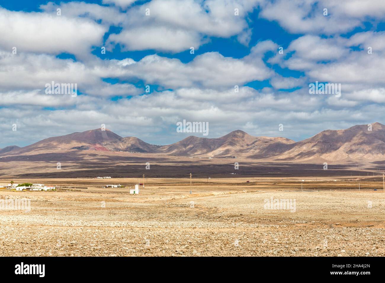 Blick auf den Vulkan atalaya de femes und die Vulkane Los ajaches, Playa blanca, lanzarote, Kanaren, kanarische Inseln, spanien, europa Stockfoto