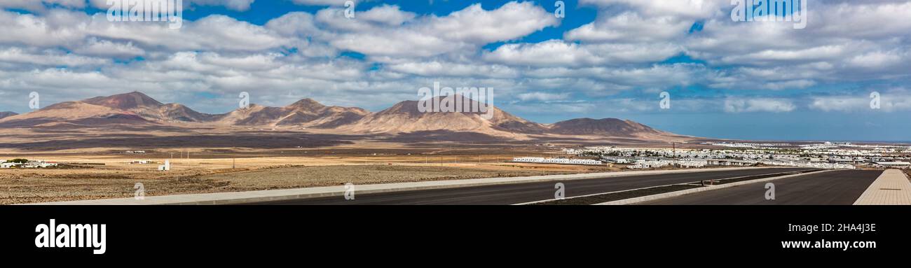 Blick auf den Vulkan atalaya de femes und die Vulkane los ajaches,Panorama,playa blanca,lanzarote,Kanaren,kanarische Inseln,spanien,europa Stockfoto