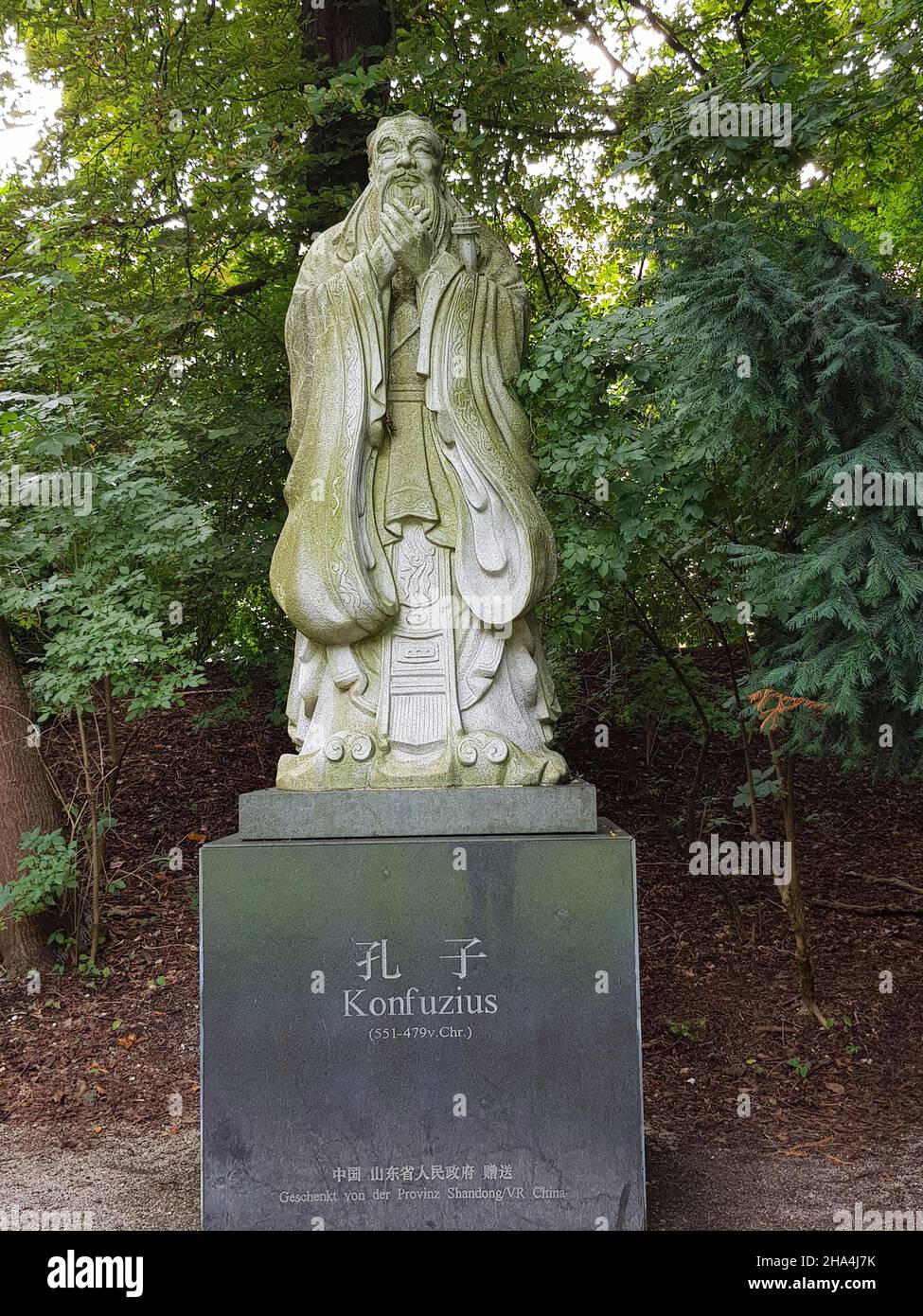 „Dichtergarten“, neben dem hofgarten. Das „konfuzius“-Denkmal ist ein Geschenk an bayern anlässlich der 20-jährigen Partnerschaft mit der chinesischen Provinz shandong. 2007. Statuen von frederic chopin, Komponist, fjodor tjutschew, Dichter und Diplomat und heinrich heine befinden sich ebenfalls im Park. Stockfoto