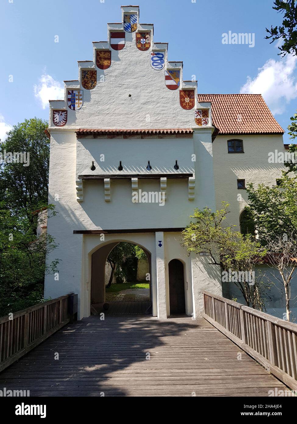 Burg grünwald, spätmittelalterliche Hügelburg oberhalb des isartals. Seit 1979 beherbergt sie ein Zweigmuseum der staatlichen archäologischen Sammlung mit römischen Funden. Es gibt einen Museumsshop und ein Café. Stockfoto