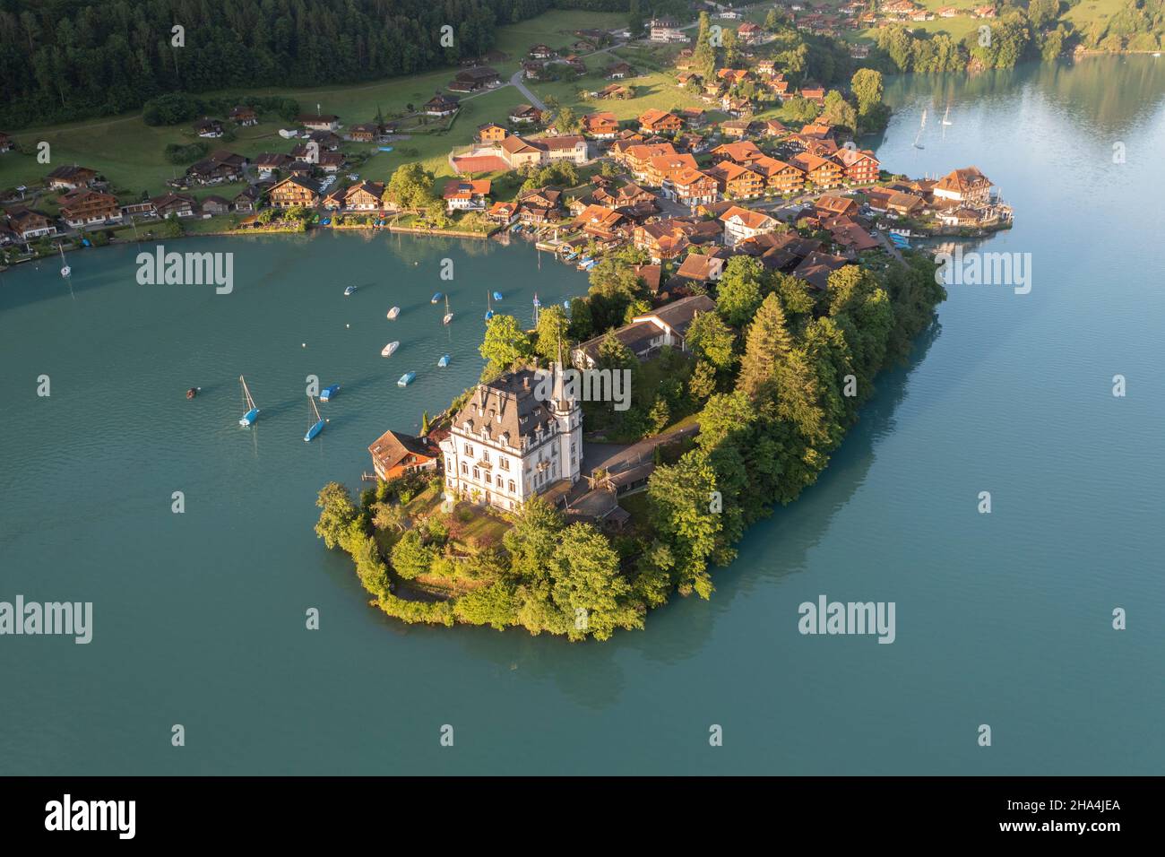 Typisches schweizer Dorf am blauen See bei Sonnenaufgang Stockfoto