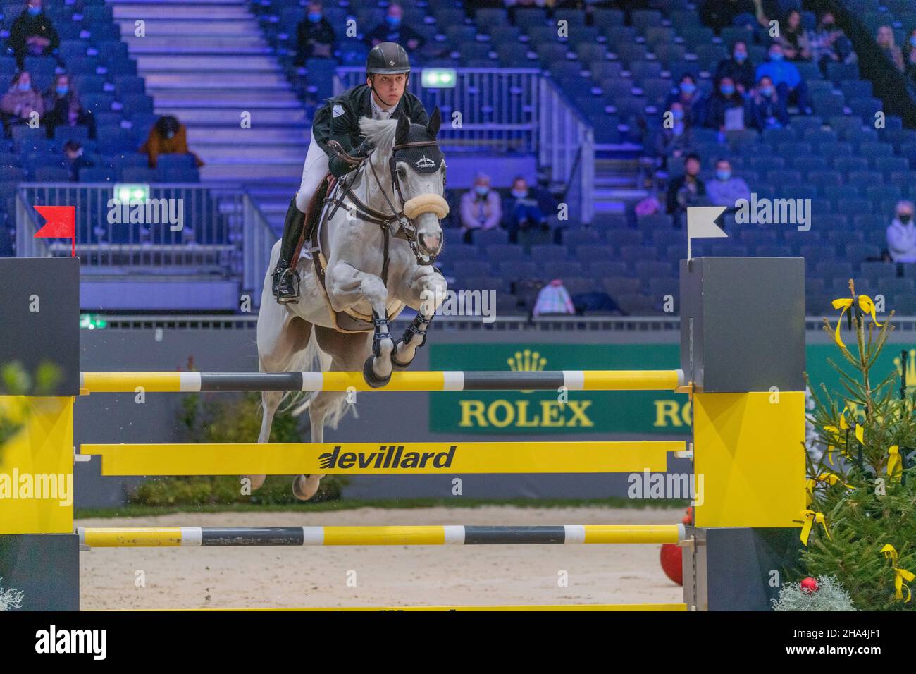 Genf, Schweiz. 10th Dez 2021. Romain Sottas aus der Schweiz fährt am ersten Tag des Rolex Grand Slam of Show Jumping 2021 mit Countdown IV (Bildquelle: © Eric Dubost/Pacific Press via ZUMA Press Wire) Stockfoto