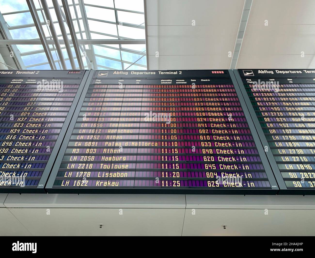 Display-Tafel im Check-in-Bereich im Terminal 2 am flughafen münchen Stockfoto