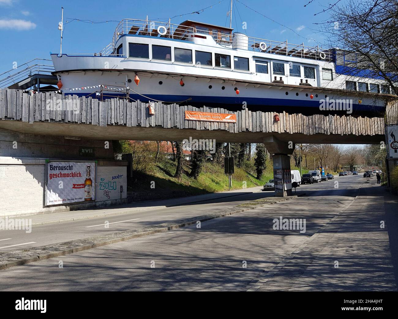 Boot 'alte utting', ehemaliges Ausflugsboot auf dem ammersee, erbaut 1950, 2016 in den Ruhestand getreten, seit 2018 auf der ehemaligen Eisenbahnbrücke in der großmarkthalle und fungiert heute als Restaurant-, Kultur- und Partylocation. Stockfoto