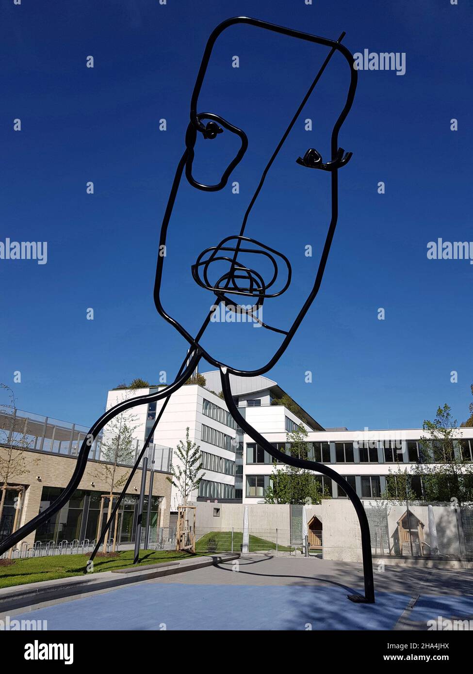 Skulptur, 15 m hoch, gigantisch metallische Skulptur 'Do yo See a face' der Künstlerin flaka haliti, vor dem Kompetenzzentrum für Bildungsberufe, Ruppertstraße, Stockfoto