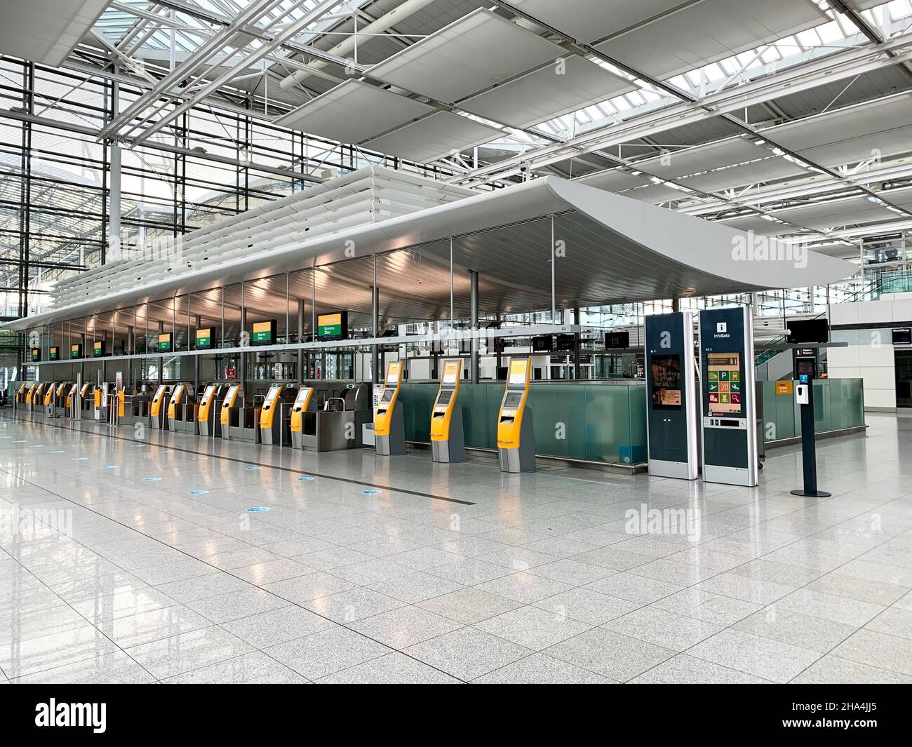 Leerer Check-in-Bereich im Terminal 2 am flughafen münchen-Fjs während der Corona-Pandemie von 2021 Stockfoto