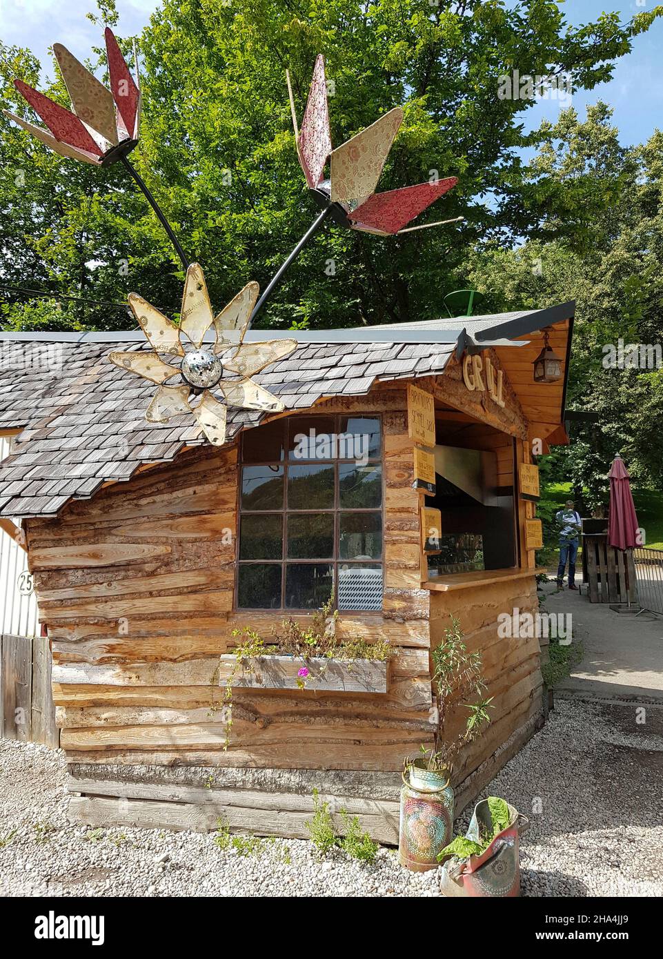 café 'gans am Wasser', westpark, Mollsee, Anhängercafé, mit rustikalen Holzgebäuden, Open-Air-Café, seit 2016 Stockfoto