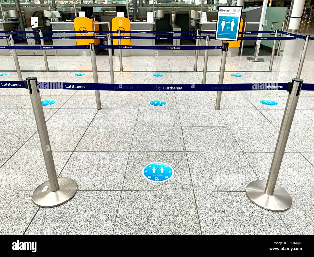 Gesperrter Check-in-Bereich im Terminal 2 am flughafen münchen-Fjs mit Informationen zur Entfernungsregel Stockfoto