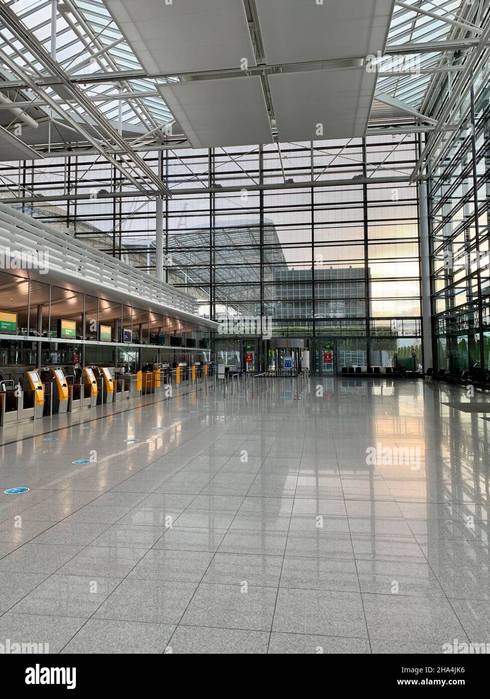 Leerer Check-in-Bereich im Terminal 2 am flughafen münchen-Fjs während der Corona-Pandemie von 2021 Stockfoto