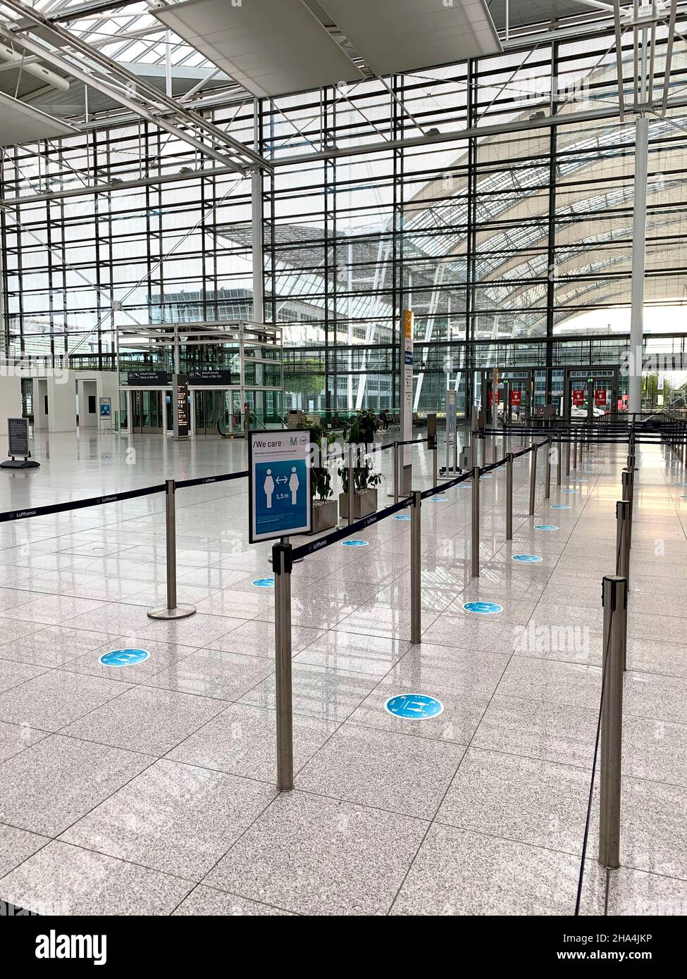 Leerer Check-in-Bereich im Terminal 2 am flughafen münchen-Fjs während der Corona-Pandemie von 2021 Stockfoto