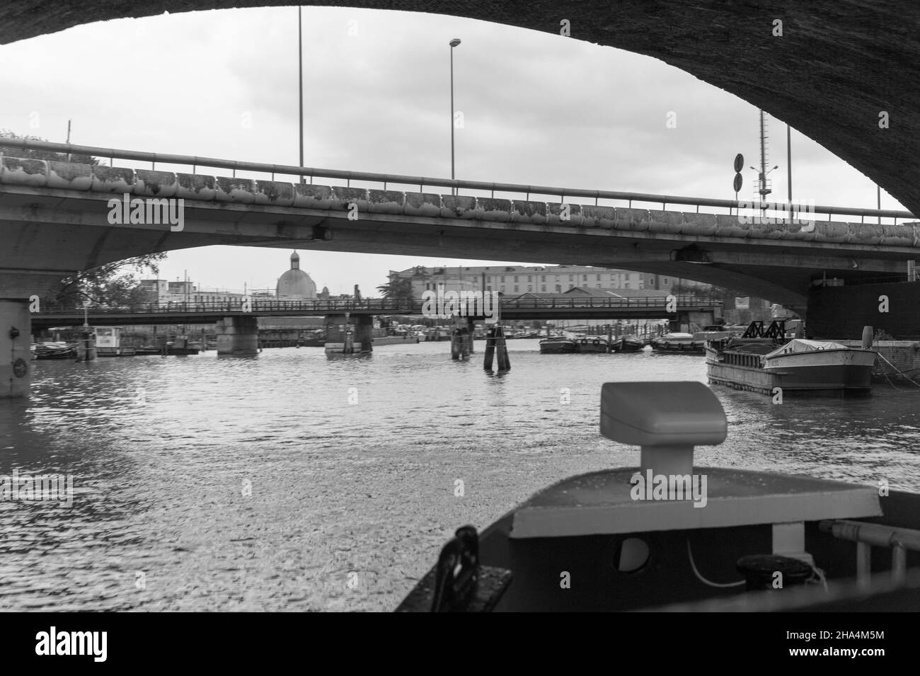 Eine Fahrt auf dem Canal Grande in venedig mit einem Wassertaxi. Das sogenannte Vaporetto ist ein Hauptverkehrsmittel des öffentlichen Nahverkehrs und fährt 24 Stunden am Tag. venedig, italien Stockfoto