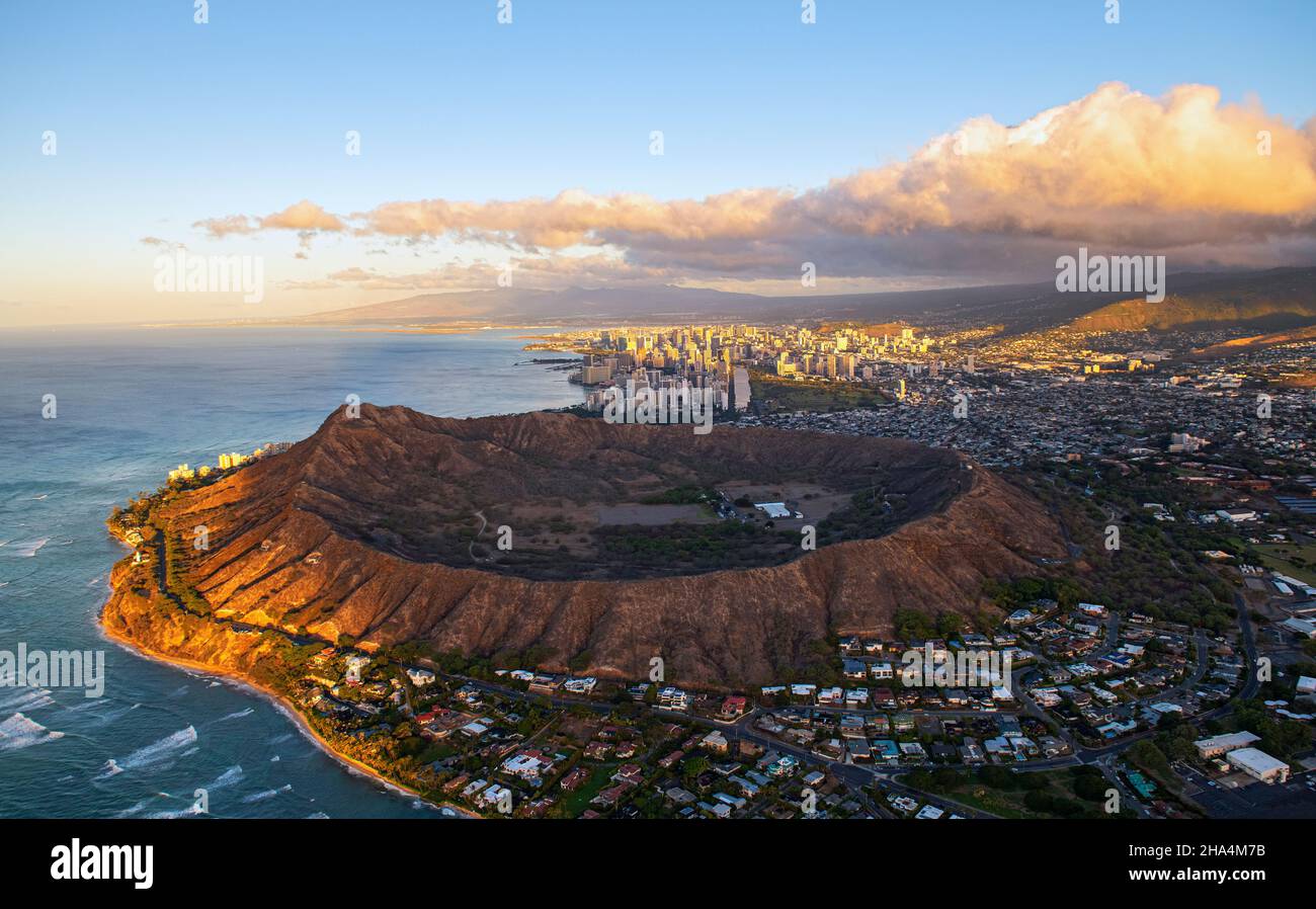 Honolulu, Hawaii mit dem Diamond Head Krater Stockfoto