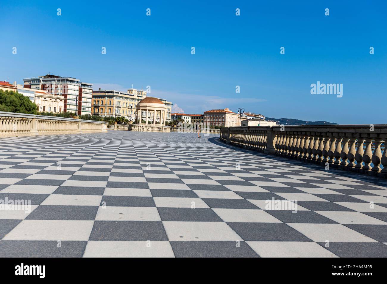 terrazza mascagni in livorno, italien. Es ist ein breites, gewundenes belvedere zum Meer hin mit einer Pflasterfläche von 8.700 qm wie ein Schachbrett und 4.100 Balustern Stockfoto