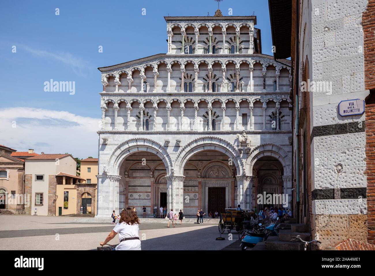 romanische Fassade und Glockenturm der Kathedrale St. martin in lucca, toskana. Sie enthält die wertvollsten Reliquien in lucca, das heilige Antlitz von lucca (italienisch: volto santo di lucca) Stockfoto