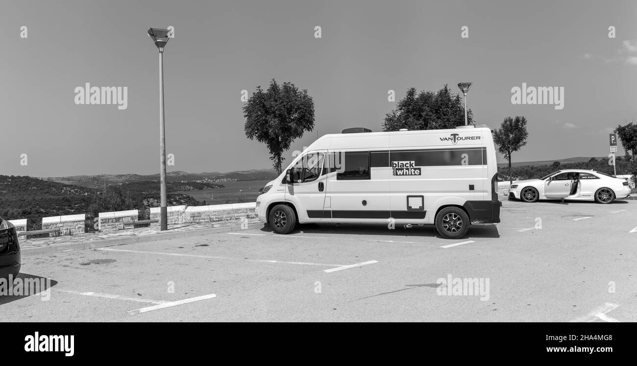 Parken des Wagens an der Rasthaltestelle odmoriå¡te krka West, kroatien Stockfoto