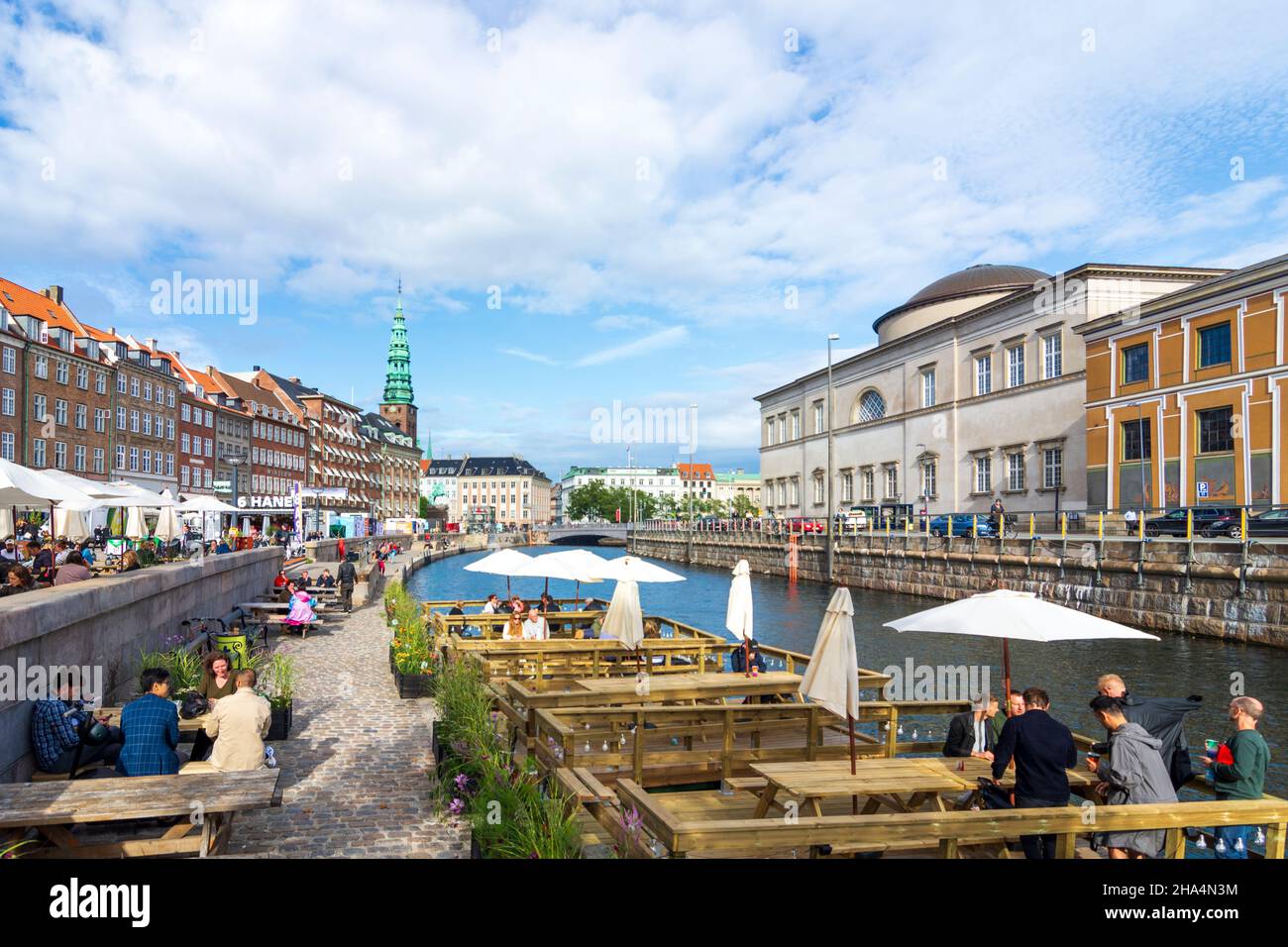 Kopenhagen, Koebenhavn: canal at Gammel Strand, Restaurant, Nikolaj Contemporary Art Center (Nikolaj Kunsthal) in der ehemaligen St. Nicholkirche, in , Zea Stockfoto