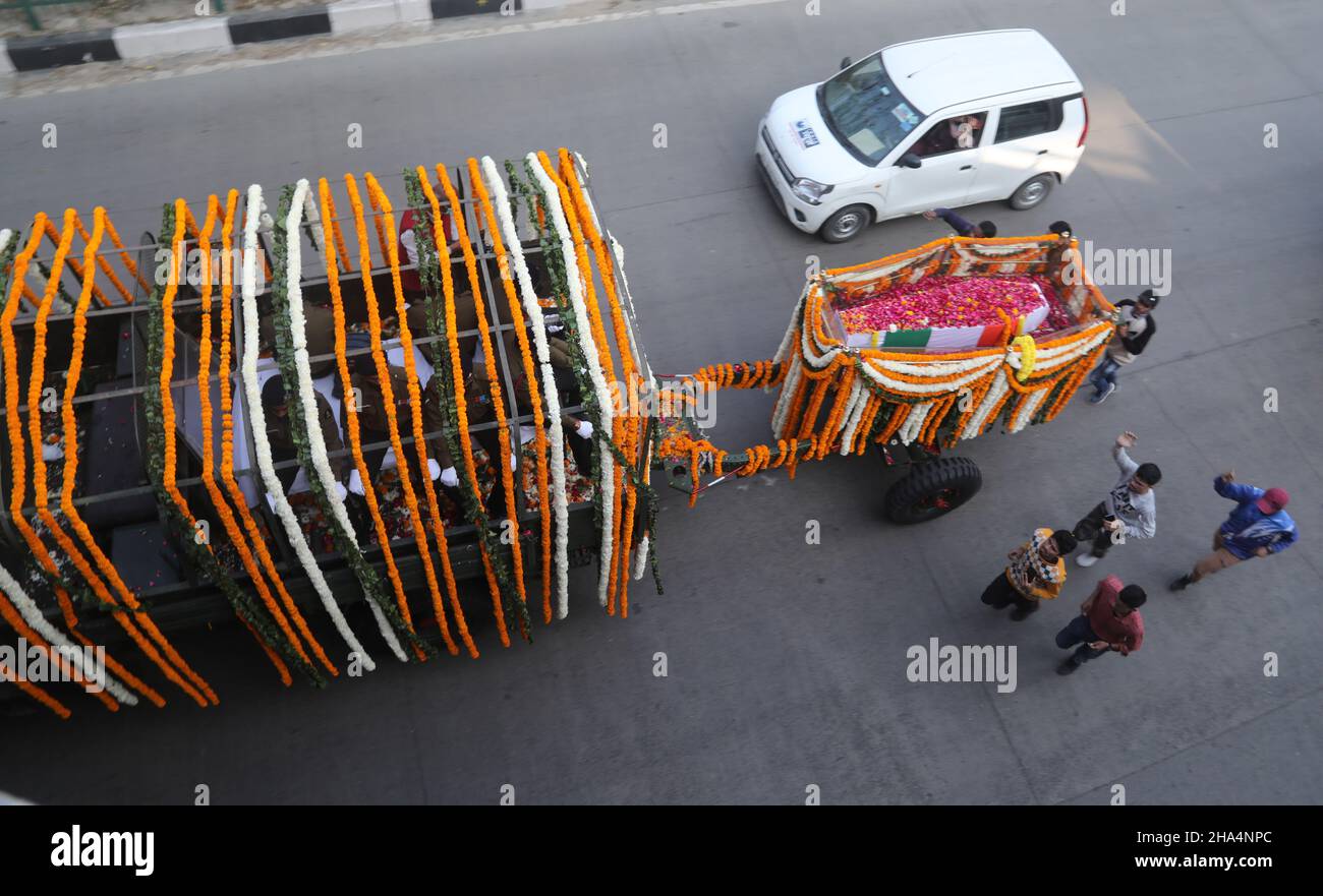 Neu-Delhi, Indien. 10th Dez 2021. Ein mit Blumen bedecktes Armeefahrzeug, das den Sarg des Generalstabs der Verteidigung (CDS), General Bipin Rawat, trug, wurde während der Trauerprozession zu einem Begräbnisplatz transportiert. General Bipin Rawat, Seine Frau Madhulika und 11 weitere Mitarbeiter der Streitkräfte verloren ihr Leben bei einem Absturz des Hubschraubers Mi-17V5 der indischen Luftwaffe in Coonoor, Tamil Nadu. CDS Bipin Rawat wurde auf dem Bar Square in Delhi Cantonmet mit vollen militärischen Ehren eingeäschert. Kredit: SOPA Images Limited/Alamy Live Nachrichten Stockfoto