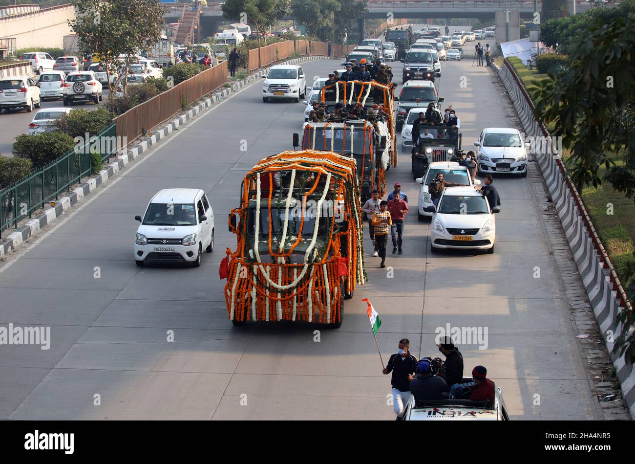 Neu-Delhi, Indien. 10th Dez 2021. Ein mit Blumen bedecktes Armeefahrzeug, das den Sarg des Generalstabs der Verteidigung (CDS), General Bipin Rawat, trug, wurde während der Trauerprozession zu einem Begräbnisplatz transportiert. General Bipin Rawat, Seine Frau Madhulika und 11 weitere Mitarbeiter der Streitkräfte verloren ihr Leben bei einem Absturz des Hubschraubers Mi-17V5 der indischen Luftwaffe in Coonoor, Tamil Nadu. CDS Bipin Rawat wurde auf dem Bar Square in Delhi Cantonmet mit vollen militärischen Ehren eingeäschert. Kredit: SOPA Images Limited/Alamy Live Nachrichten Stockfoto