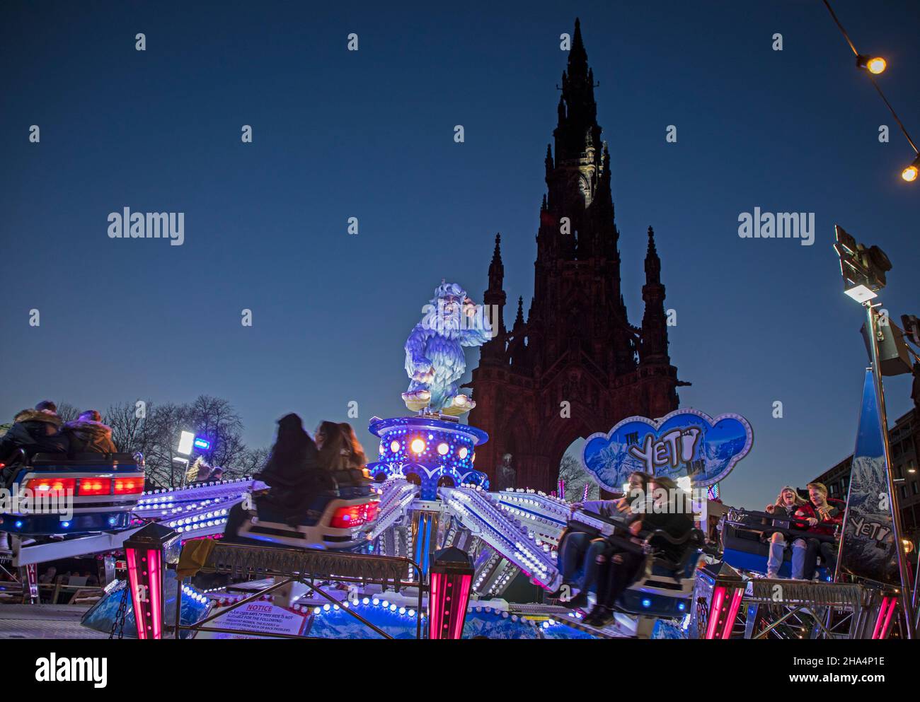 Princes Street, Weihnachtsmarkt, Schottland, Großbritannien. 10th. Dezember 2021. Die Einwohner von Edinburgh kommen auf der Yeti-Fahrt zwar etwas in die Spinne, bleiben aber ruhig und machen weiter wie gewohnt, nachdem die Nachrichten des schottischen First Minster vor einem „Tsunami der Infektionen“ gewarnt hatten, inmitten der Angst vor einem Anstieg der Omicron-Fälle. Selbst eine kühle Temperatur von 4 Grad Celsius hielt die Menschen nicht zu Hause, viele ohne Masken zum Schutz. Credit: Arch White Stockfoto