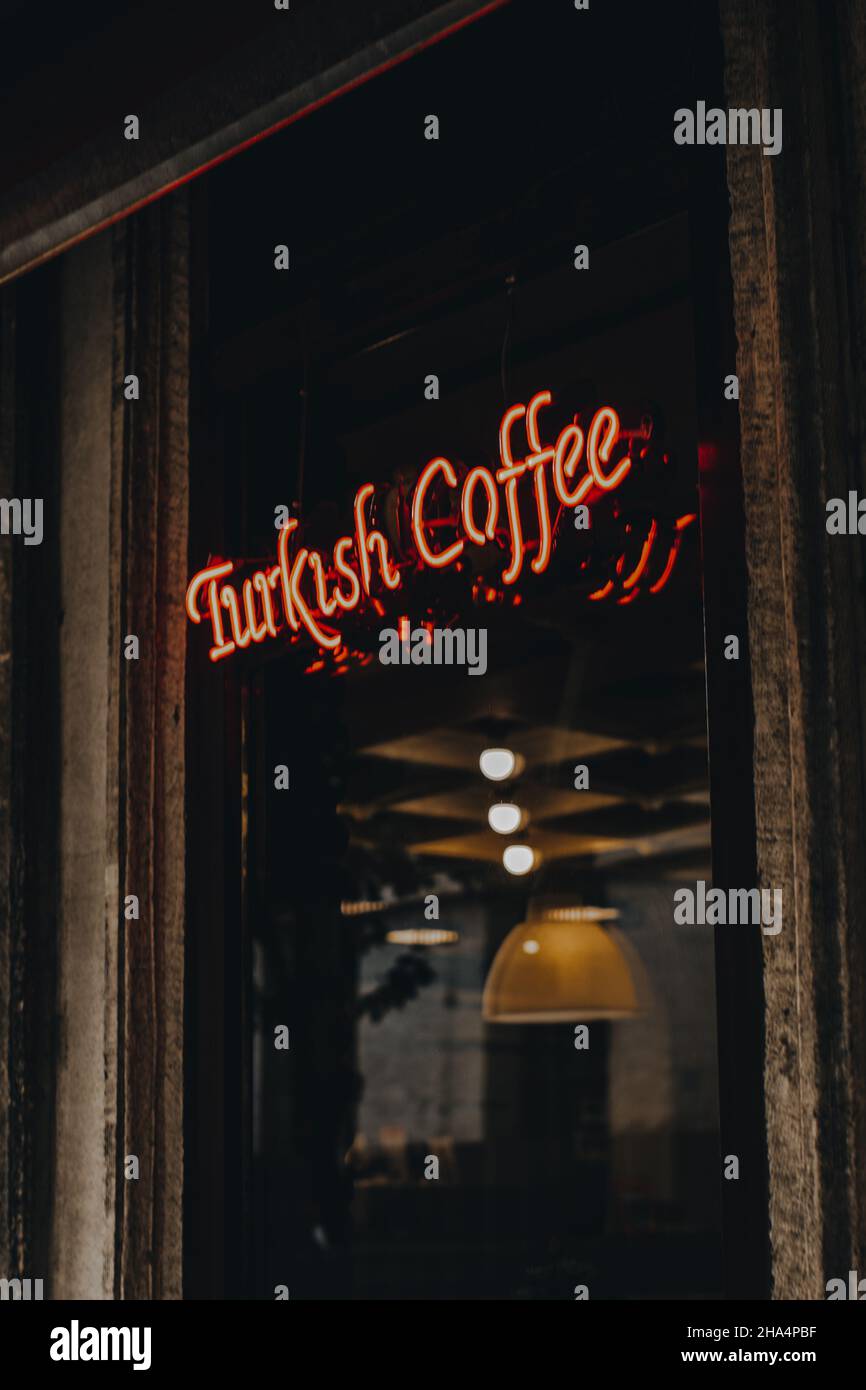 Neonrotes Schild am Fenster eines Cafés mit türkischem