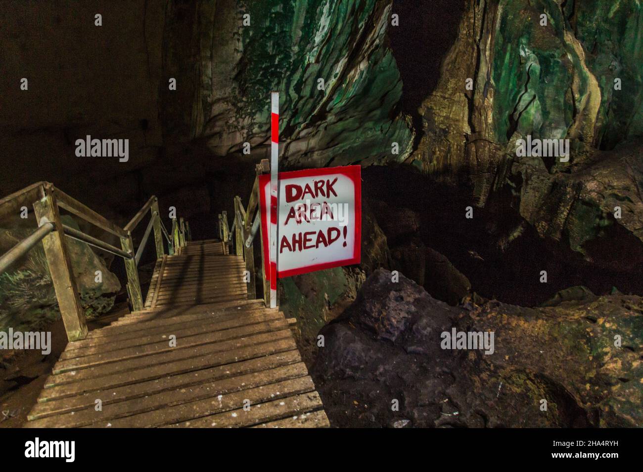 Zeichen Dunkle Gegend voraus in der Großen Höhle im Niah Nationalpark, Malaysia Stockfoto