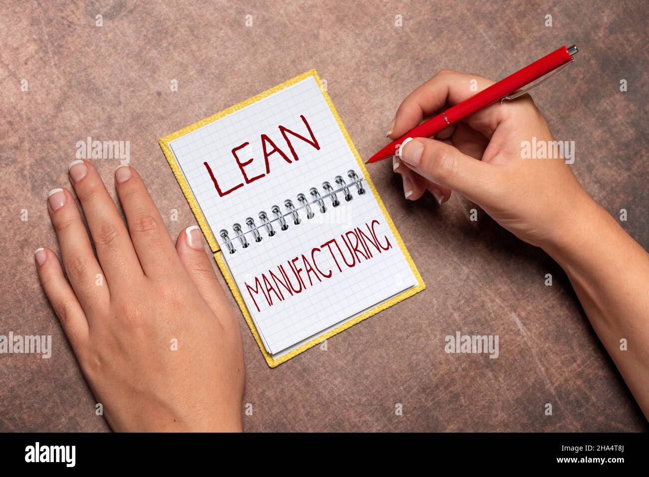 Schild mit der Anzeige Lean Manufacturing. Internet-Konzept Verschwendung Minimierung ohne Einbußen bei der Produktivität Neue Vertragsunterzeichnung Home Insurance Plans Stockfoto
