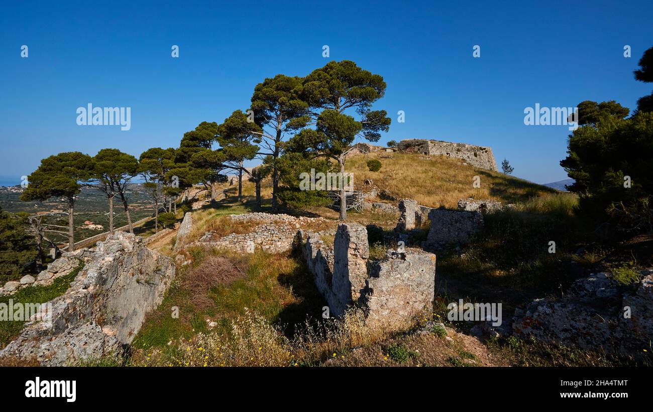 griechenland,griechische Inseln,ionische Inseln,kefalonia,agios georgios Burgkomplex,byzantinisch,16th Jahrhundert,Hauptstadt kefalonia bis 1757,schönes Wetter,blauer Himmel ohne Wolken,Blick über Festungsmauern und Bäume zu den Burgruinen in der Burg Stockfoto