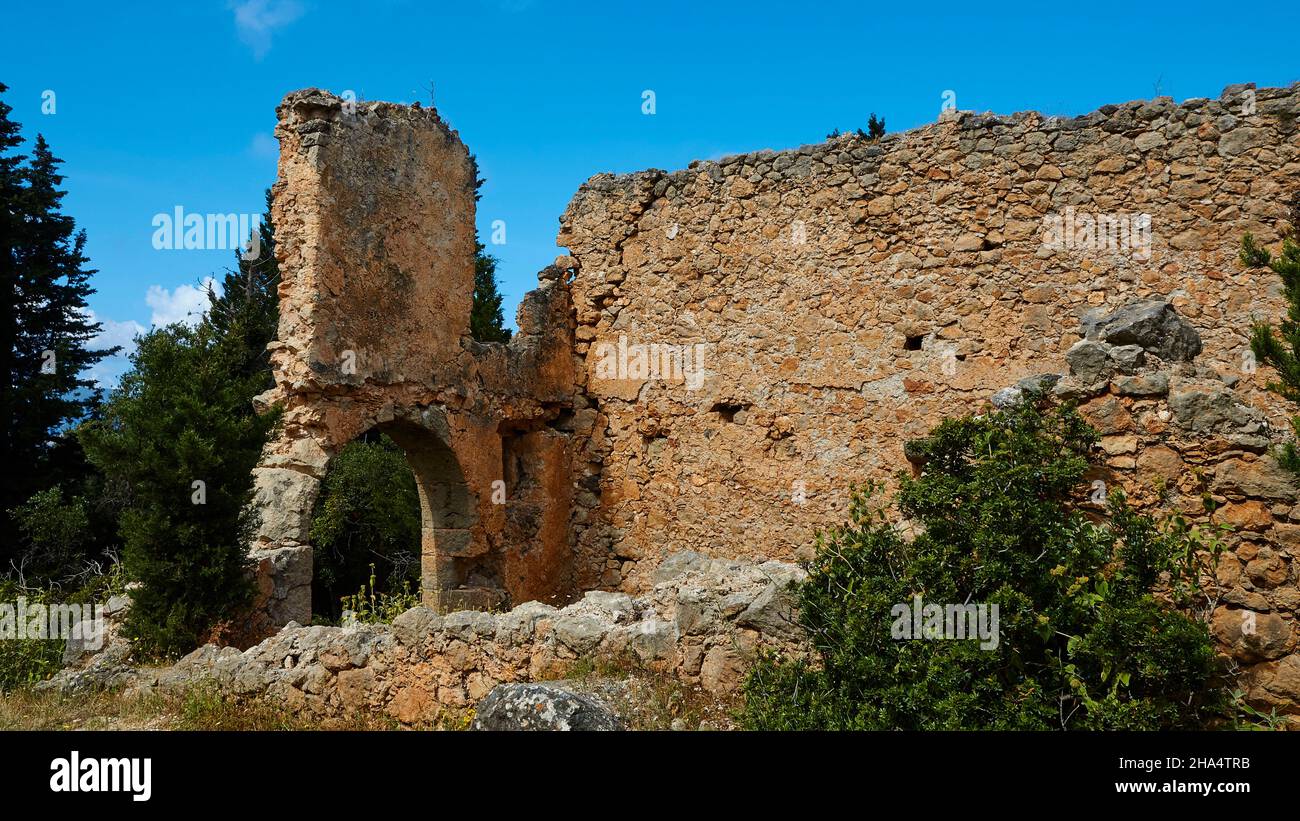 griechenland, griechische Inseln, ionische Inseln, kefalonia, assos, Ort an der Westküste, venezianische Festung, Ruinen von Mauern in der Festung, blauer Himmel Stockfoto