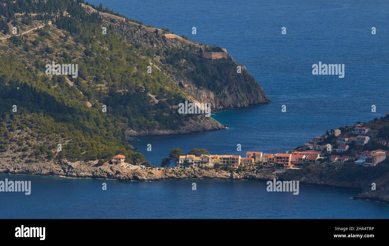 griechenland, griechische Inseln, ionische Inseln, kefalonia, assos, Ort an der Westküste, venezianische Festung, Blick von der Höhe hinunter auf die Landzunge von assos, grüne Hügel, blaues Meer Stockfoto