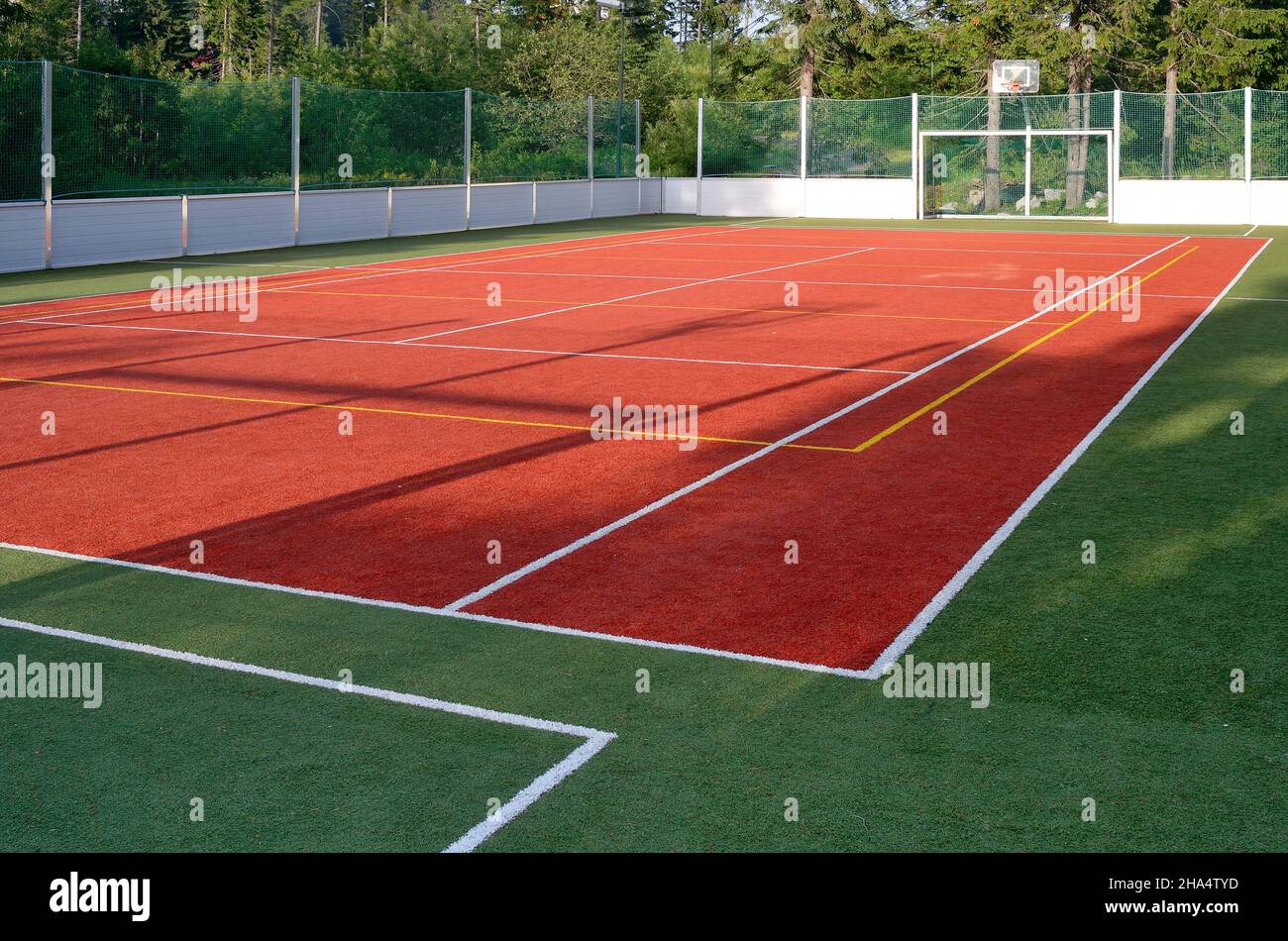 Spielplatz für Fußball und Basketball Stockfoto