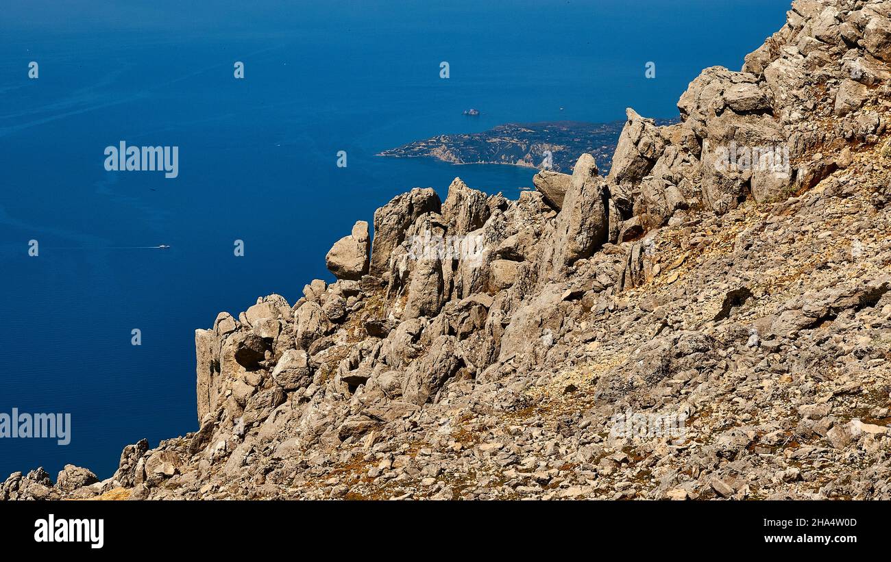 griechenland,griechische Inseln,ionische Inseln,kefalonia,Berg,enos,Gipfel,Blick nach Nordosten in Richtung Poros,im Vordergrund die Felswand des enos,vom Osten geht die Fähre in Richtung Poros,die Insel saraki ist hinter der halbinsel sarakiniko in der Nähe von Poros zu sehen Stockfoto