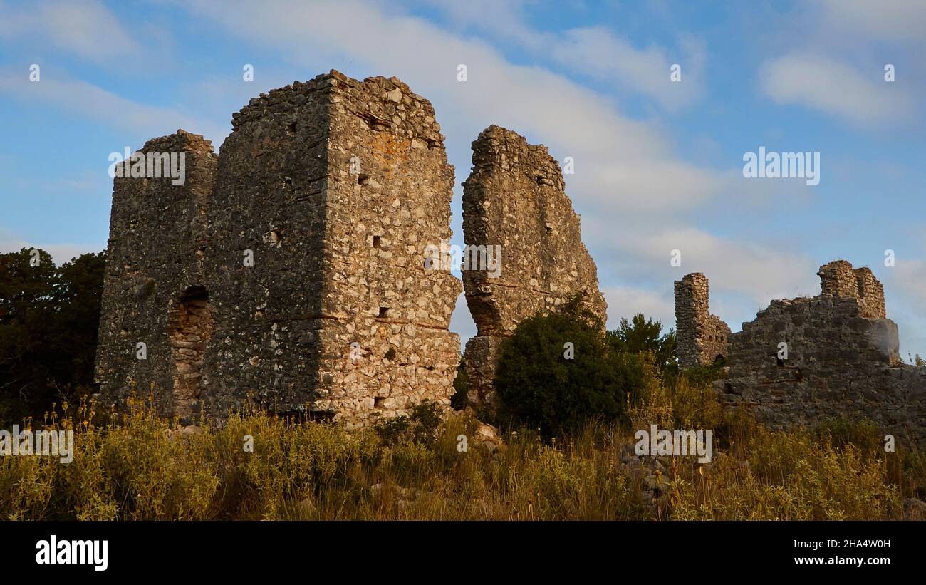 griechenland, griechische Inseln, ionische Inseln, kefalonia, fiskardo, Morgenstimmung, teilweise bewölktem Himmel, Gebäuderuine, Morgenlicht, blauer Himmel mit weißen Wolken Stockfoto